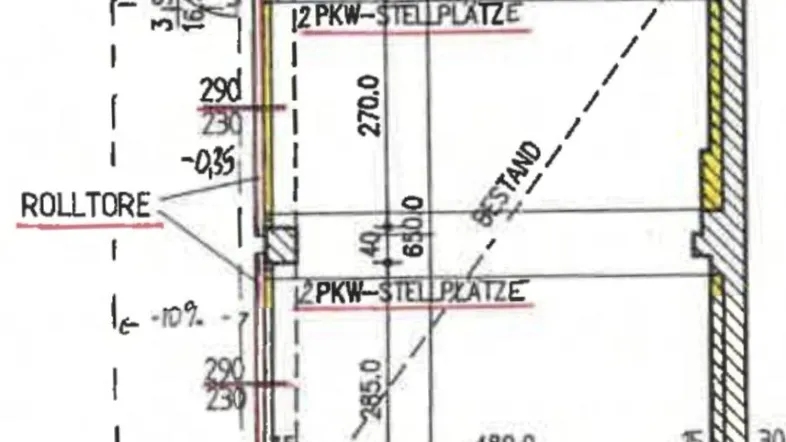 Detailansicht eines Grundrisses mit zwölf PKW-Stellplätzen und Rolltoren für die Zufahrt.