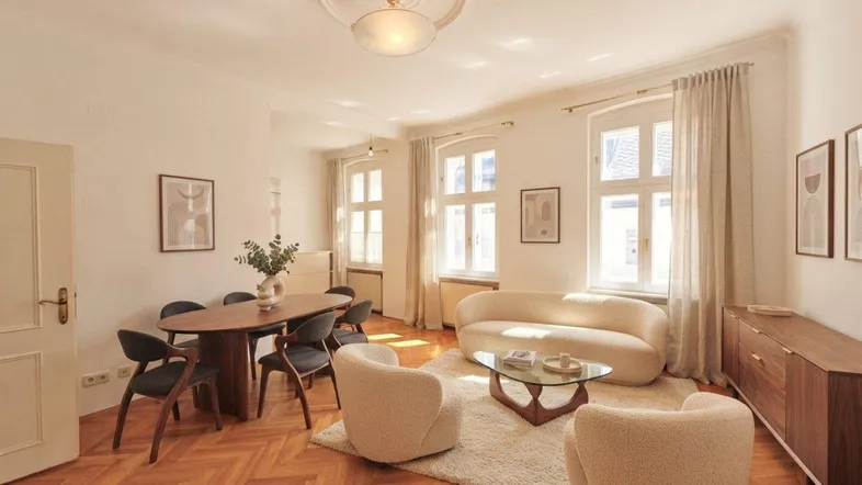 Helles Wohn- und Esszimmer mit Fischgrätparkett, hohen Decken und stilvoller Einrichtung. Viel Tageslicht.