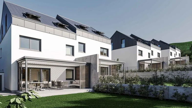 Visualisierung einer modernen Reihenhaussiedlung mit Gärten und Terrassen unter blauem Himmel.