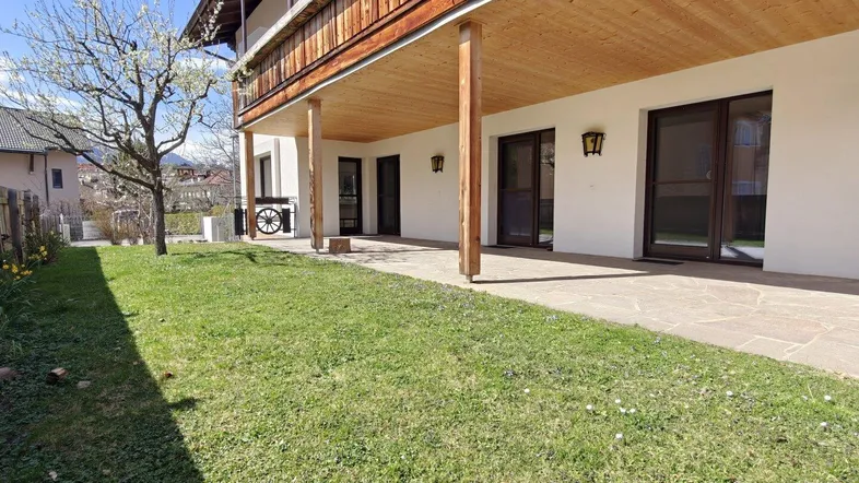 Geräumige überdachte Terrasse mit direktem Zugang zum Garten und Blick auf die Umgebung.