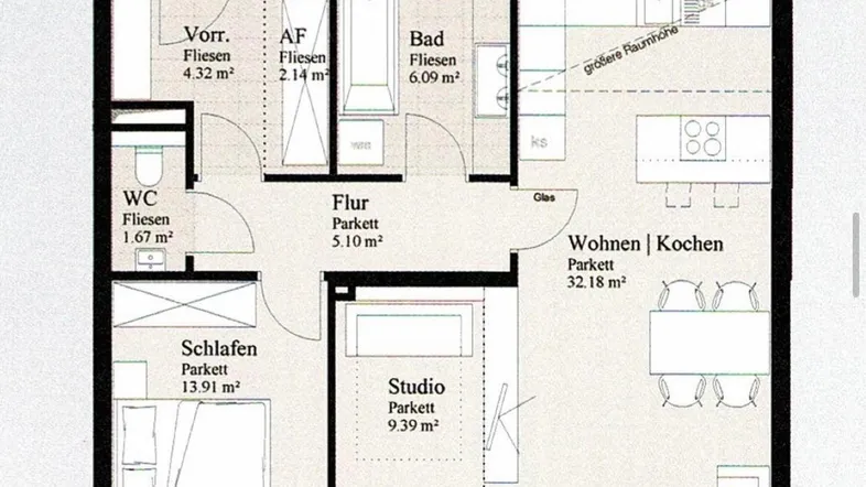 Detaillierter Grundriss einer Wohnung mit offenem Wohn-/Kochbereich, Schlafzimmer und Balkon.