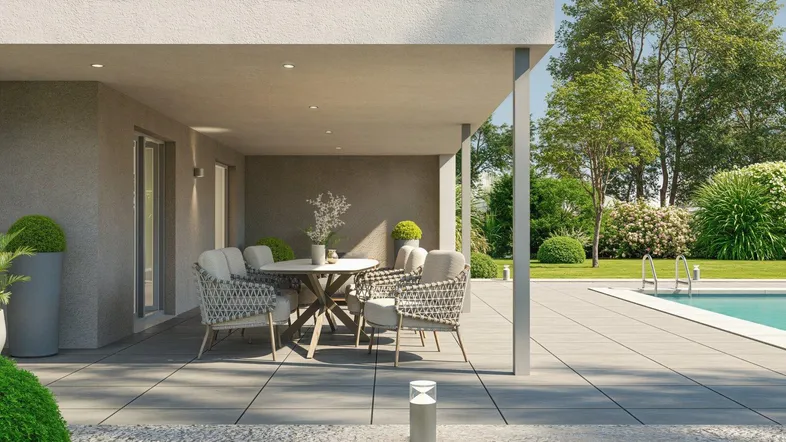 Überdachte Terrasse mit modernen Gartenmöbeln, direkt am Pool und umgeben von Grünflächen.