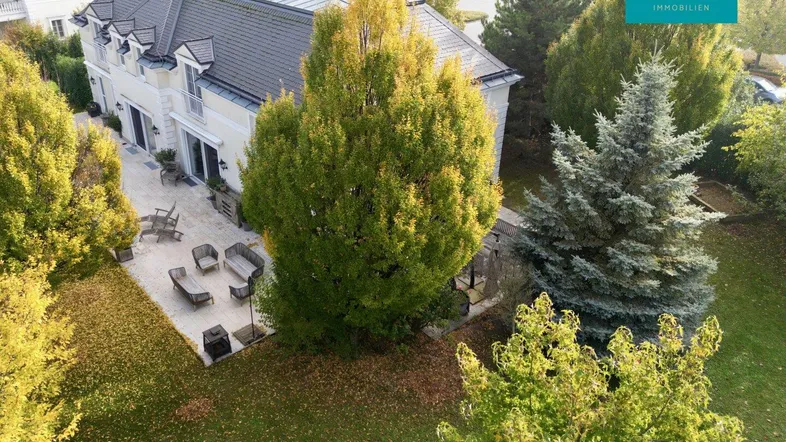 LUXUSVILLA I PARKÄHNLICHES ANWESEN