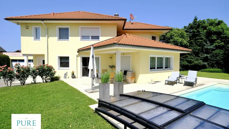 Großzügiges Einfamilienhaus mit weitläufigem Garten, privatem Pool und sonniger Terrasse.