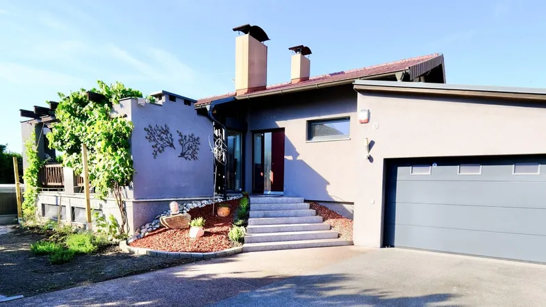 Bungalow mit Schwimmteich & Veranda