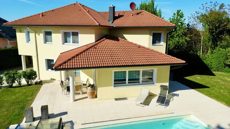 Stilvolle Villa mit modernster Heiztechnik & Pool