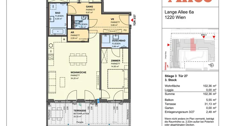 Detaillierter Grundriss einer Wohnung mit mehreren Zimmern, Bädern und zwei Terrassen.