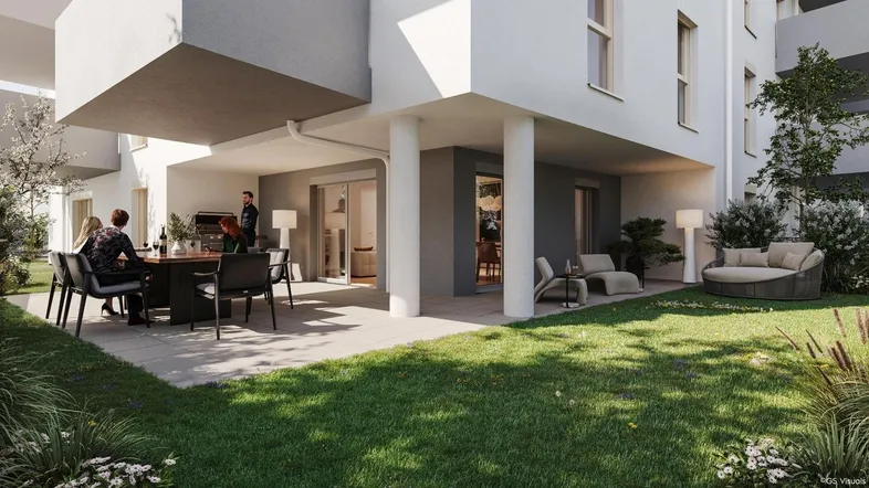 Große Terrasse mit Essbereich und Lounge-Möbeln, umgeben von einem gepflegten Rasen und modernen Gebäuden.