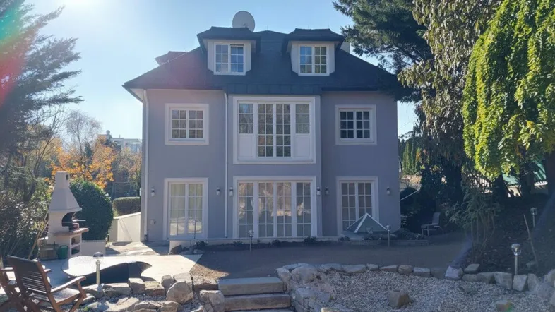 Elegante Villa mit großzügigem Gartenbereich, Außengrill und sonniger Terrasse.