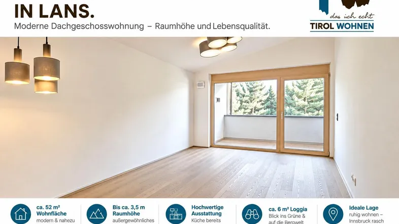 Helles, leeres Zimmer mit Holzboden, hohen Decken und Zugang zu einer Loggia mit Blick ins Grüne.