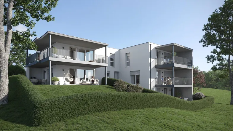 Moderne Wohnanlage mit mehreren Balkonen und Terrassen, eingebettet in eine grüne Hügellandschaft.
