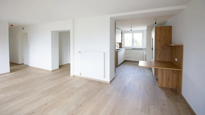 GENERALSANIERTE DACHGESCHOSSWOHNUNG MIT SCHNEEBERGBLICK – ERSTBEZUG 2025