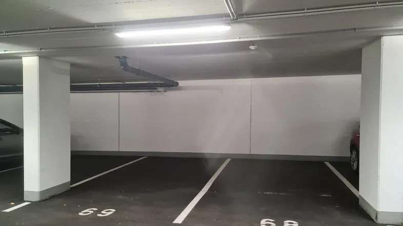 Tiefgaragenstellplätze 68 und 69 in einer hell beleuchteten, sauberen Tiefgarage.
