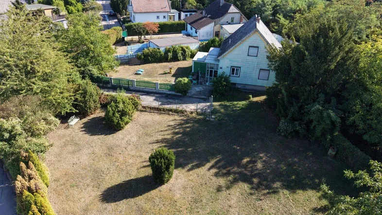 Luftaufnahme eines Hauses mit großem Grundstück, Garten und Pool in ländlicher Umgebung.