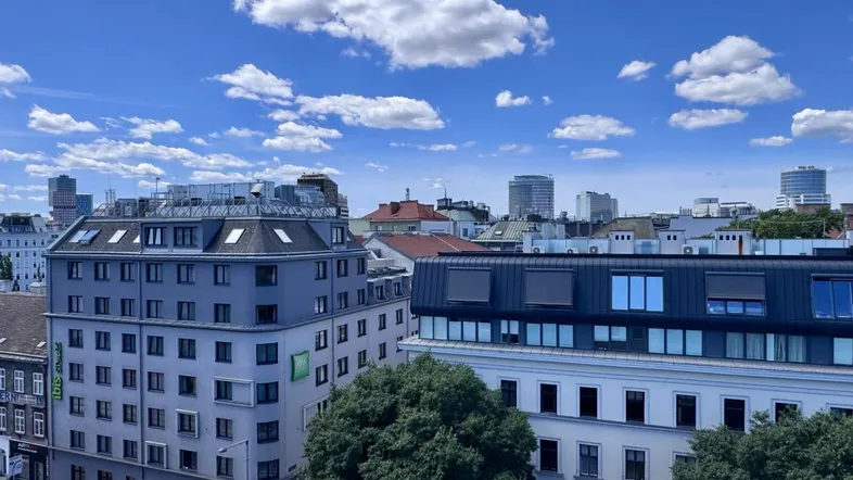 Weitblick über die Stadt mit verschiedenen Gebäuden und blauem Himmel.