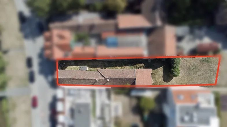 Luftaufnahme des Grundstücks mit roter Umrandung, die die Grenzen des Anwesens hervorhebt.