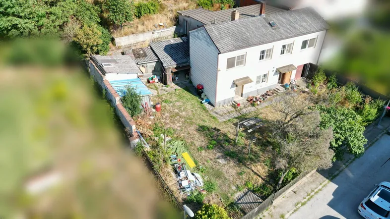 Luftaufnahme des Hauses mit großem, naturbelassenem Garten und umliegender grüner Landschaft.