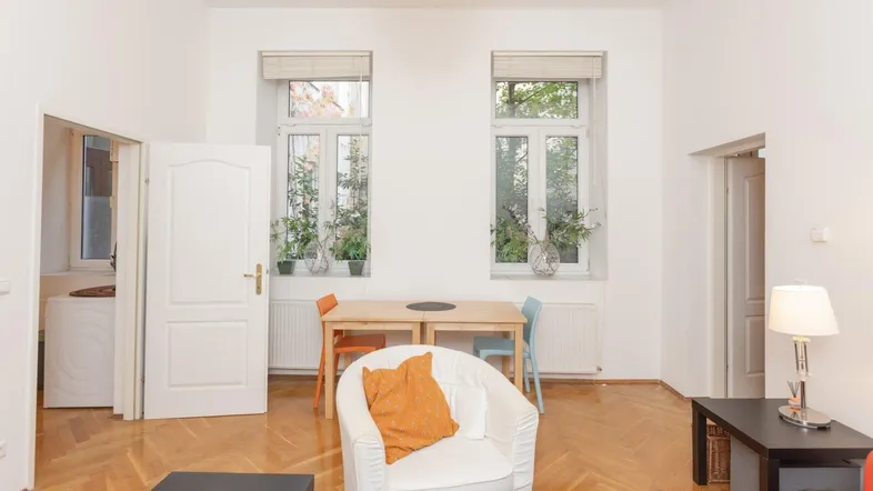Wohnzimmer mit Fenster zum Innenhof