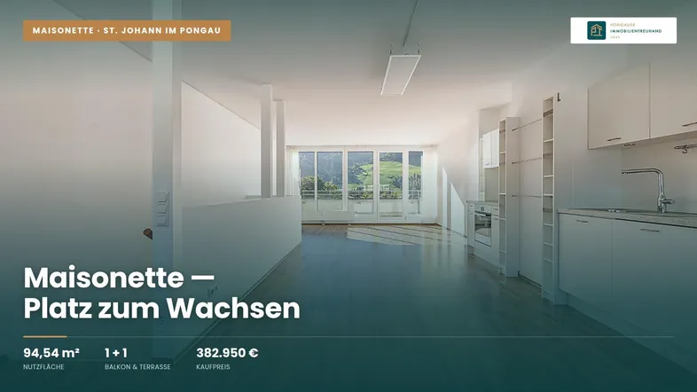 Heller, offener Wohnbereich mit integrierter Küche, Laminatboden und Zugang zu großen Fenstern mit Bergblick.