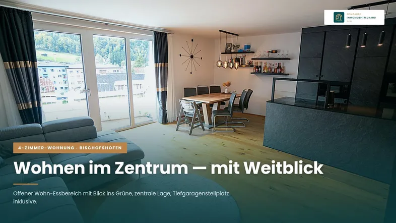 Offener Wohn-Essbereich mit moderner Küche, Holzboden und großen Fenstern mit Weitblick ins Grüne.