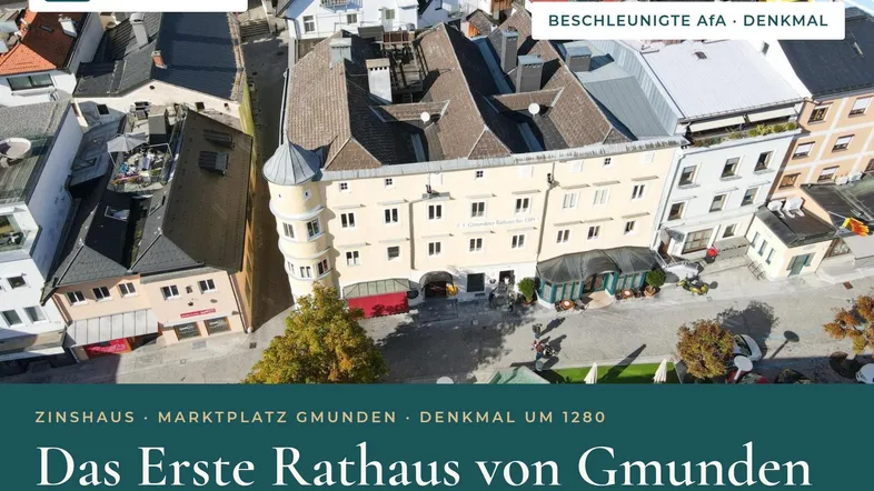 Luftaufnahme eines historischen Gebäudes am Marktplatz von Gmunden mit Ausbaupotenzial und Denkmalstatus.