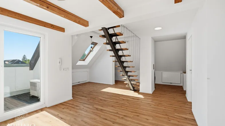 Helles Dachgeschoss-Wohnzimmer mit Holzbalken, modernem Treppenaufgang und Zugang zur Dachterrasse.