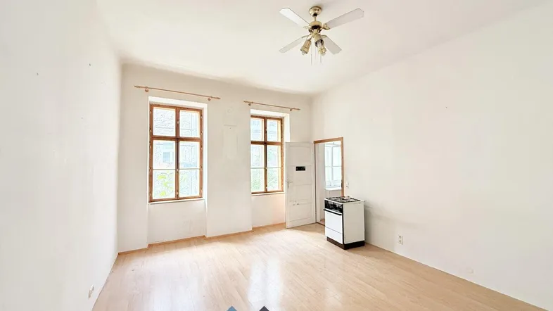 Helles, geräumiges Zimmer mit Laminatboden und Deckenventilator, bereit zur individuellen Gestaltung.