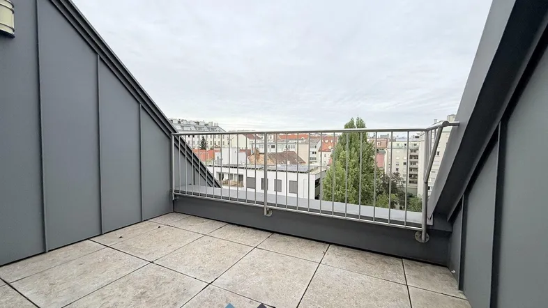Geräumige Dachterrasse mit Fliesenboden und Blick über die Stadt, ideal für Entspannung im Freien.