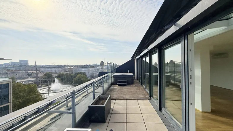 Geräumige Dachterrasse mit Whirlpool, Stadtblick und viel Sonnenlicht.