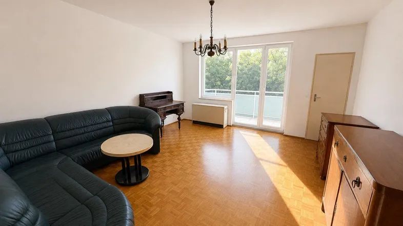 Titelbild: Wohnzimmer mit Ausgang auf Loggia