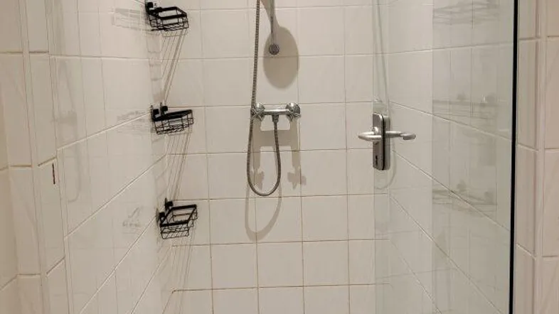 Großzügige Dusche