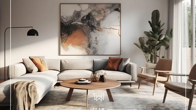 Helles, modernes Wohnzimmer mit beigem Sofa, Holztisch und großem Kunstwerk, durchflutet von natürlichem Licht.