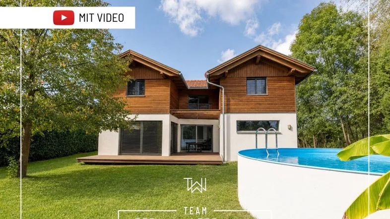 Modernes Einfamilienhaus mit Holzfassade, großem Garten und einem oberirdischen Pool im Grünen.