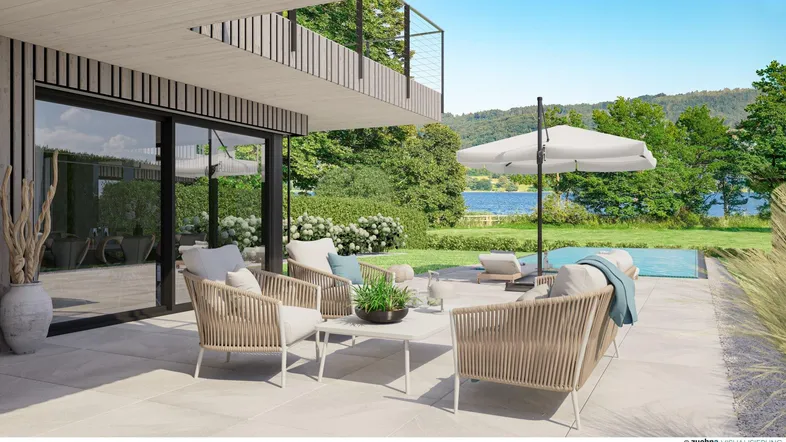 Moderne Terrasse mit bequemen Sitzgelegenheiten, Seeblick und direktem Zugang zum Pool.