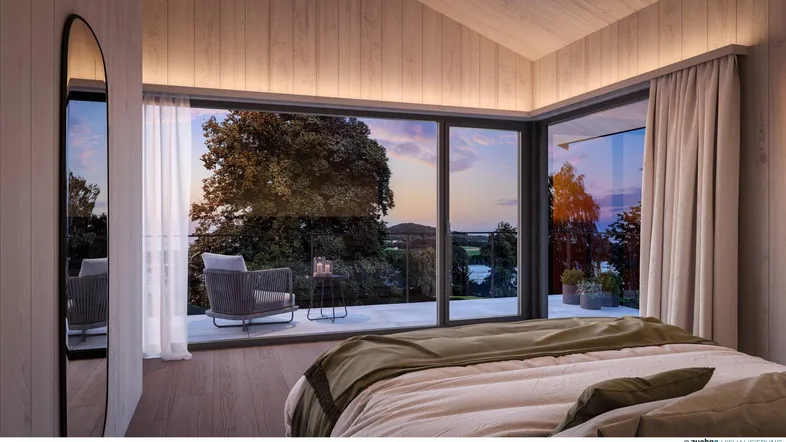 Gemütliches Schlafzimmer mit Holzwänden, großen Fenstern und Blick auf den See bei Sonnenuntergang.