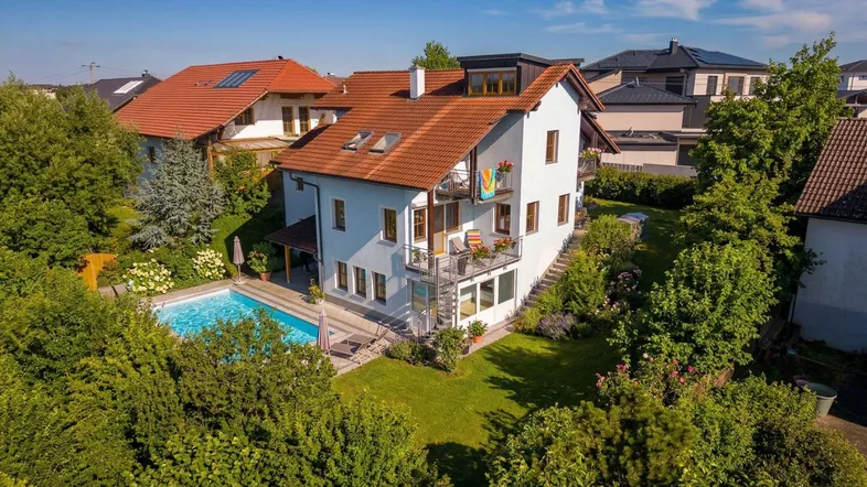 Luftaufnahme des Hauses mit großem Garten, Swimmingpool und umliegender grüner Landschaft.
