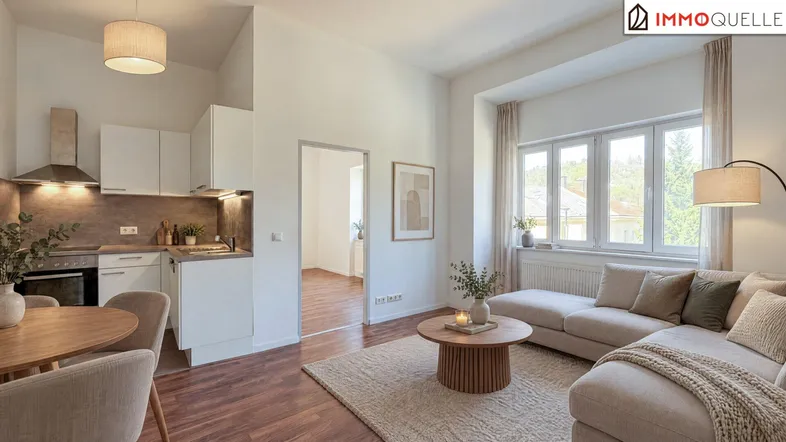 Helles, offenes Wohnzimmer mit integrierter Küche, Holzboden und gemütlicher Sitzecke am Fenster.