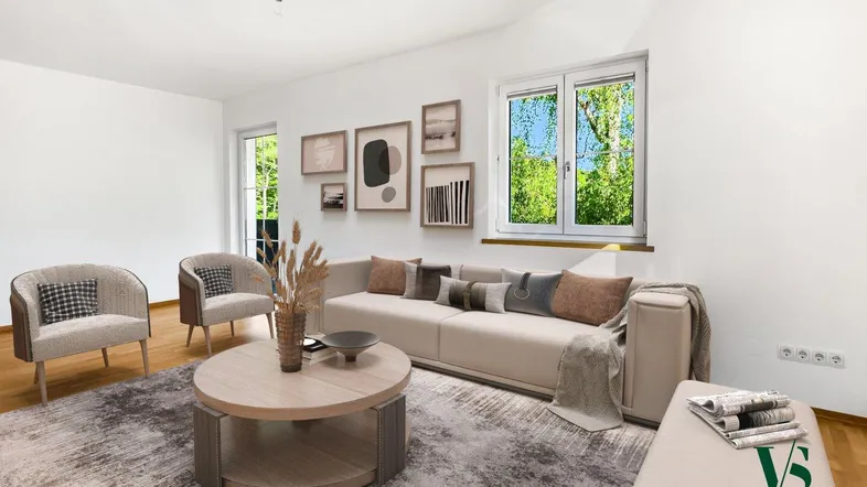 Helles Wohnzimmer mit modernem Sofa, Couchtisch und Blick ins Grüne durch große Fenster.