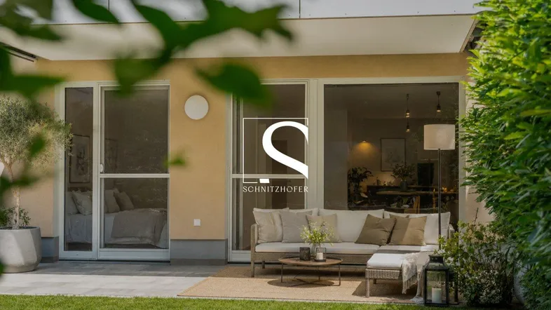 Gemütliche Terrasse mit Sitzbereich und direktem Zugang zum Garten.