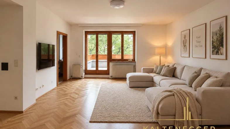 Helles Wohnzimmer mit modernem Sofa, Fischgrätparkett und Zugang zum Balkon.