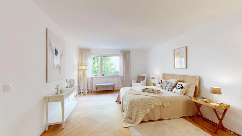Helles Schlafzimmer mit Parkettboden, großem Fenster und moderner Einrichtung.