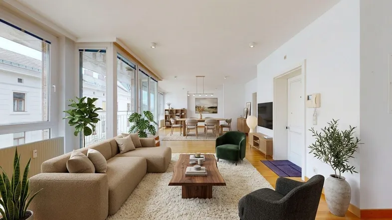 Helles, modern eingerichtetes Wohn-Esszimmer mit großen Fenstern und Zugang zu einem Balkon.
