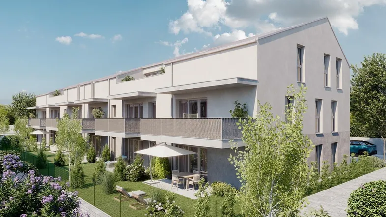 Moderne Wohnanlage mit mehreren Wohneinheiten, Gärten und Balkonen unter blauem Himmel.