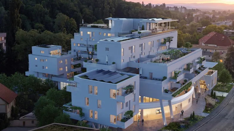 Moderne Wohnanlage mit gestuften Terrassen, begrünten Balkonen und Photovoltaikanlagen auf dem Dach.