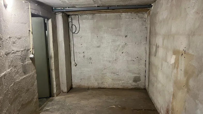 Unfertiger Kellerraum mit rauen Betonwänden und -boden, ideal als Lagerfläche oder zur Renovierung.