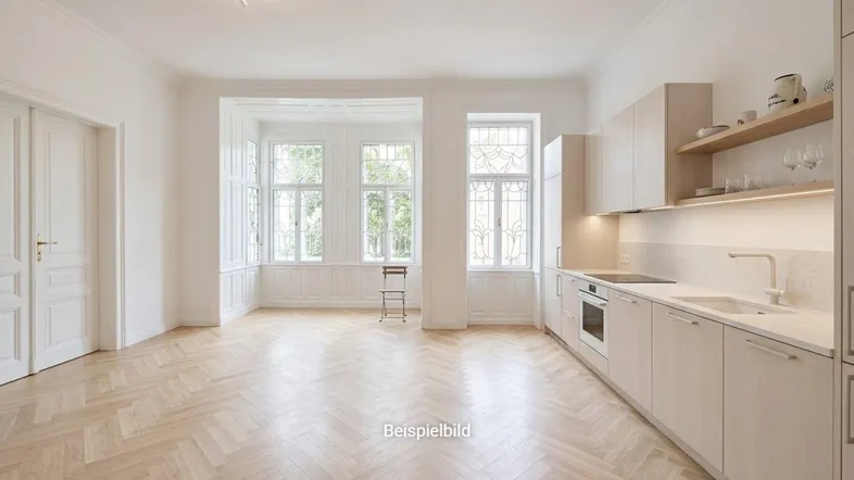 Helle, offene Wohnküche mit Fischgrätparkett und großen Fenstern, die viel Tageslicht hereinlassen.
