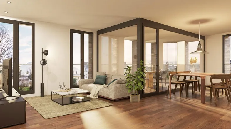 Helles, modernes Wohn- und Esszimmer mit Holzboden, großen Fenstern und Zugang zu einem verglasten Bereich.
