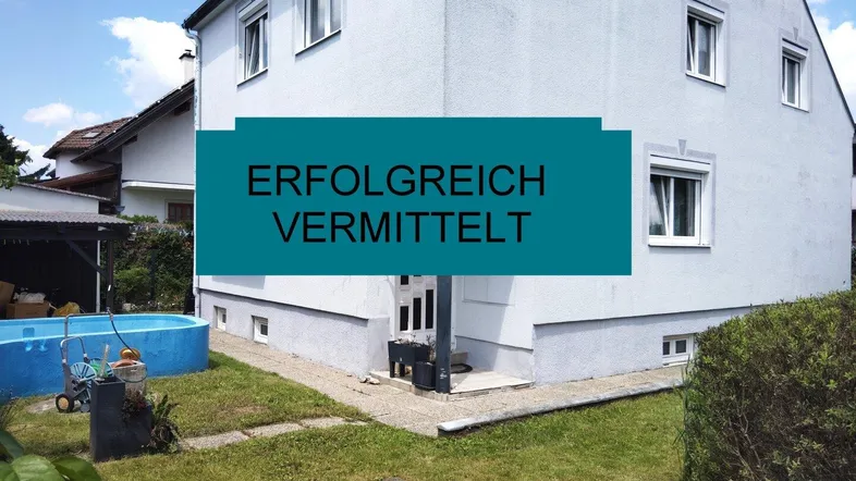 Hausfassade mit Gartenbereich, kleinem Aufstellpool und grüner Hecke unter blauem Himmel.