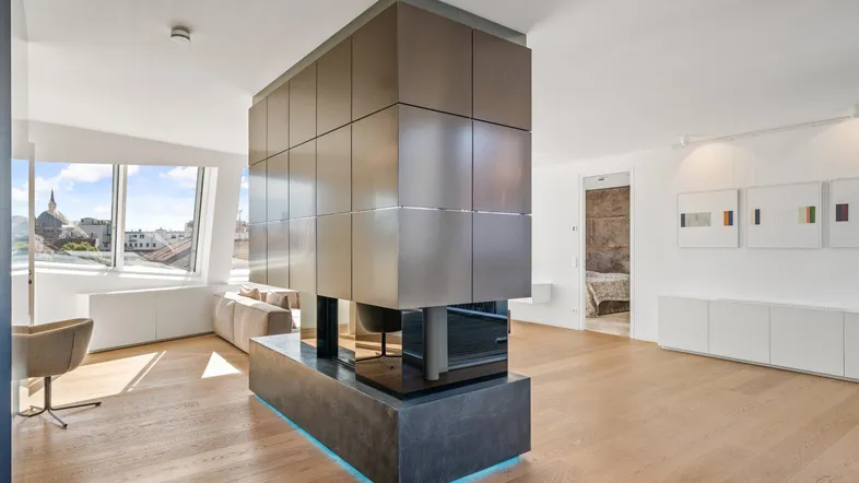 Modernes Wohnzimmer mit Holzboden, integriertem Kamin und großen Fenstern mit Stadtblick.