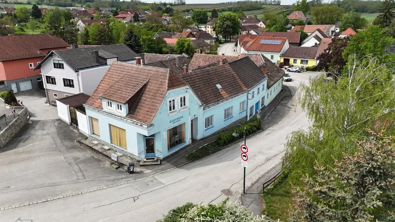 Luftaufnahme des Anwesens in einer ländlichen Umgebung mit umliegenden Häusern und Straßen.